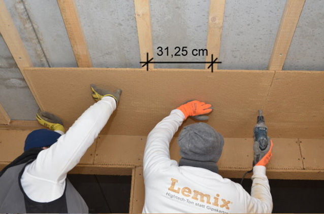 Lemix molio plokščių montavimas lubose – natūrali vidaus apdaila su tiksliu atstumu tarp taškų